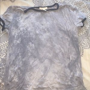 Cloudy like basic shirt.